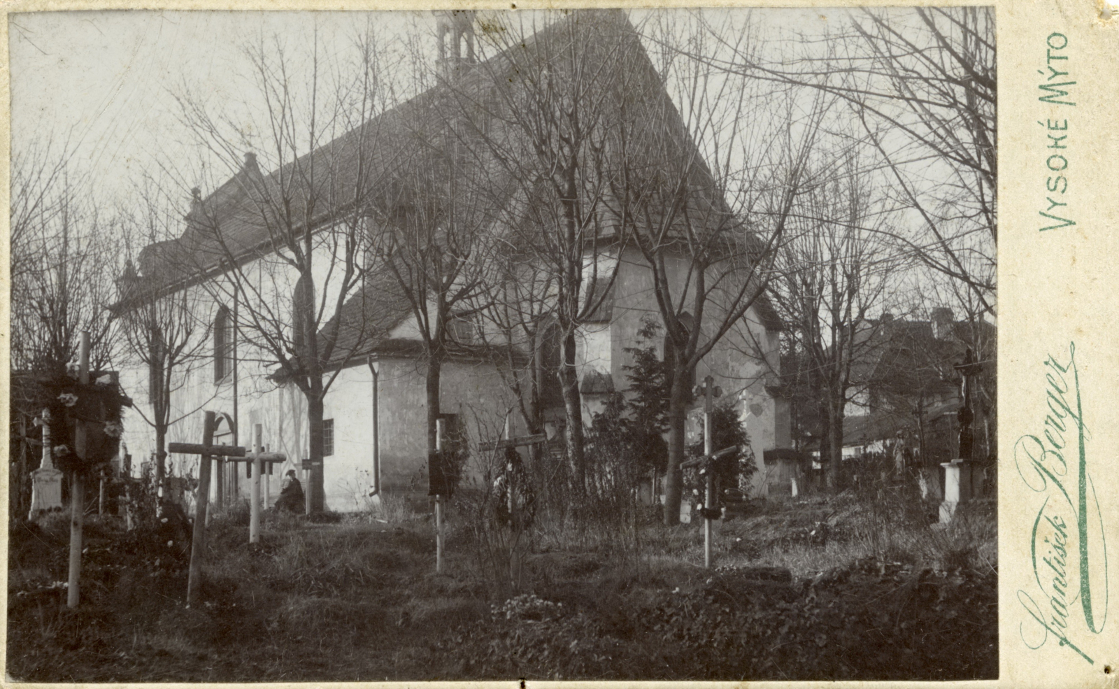 Historická pohlednice s pohledem na zrušený hřbitov u kostela Nejsvětější trojice